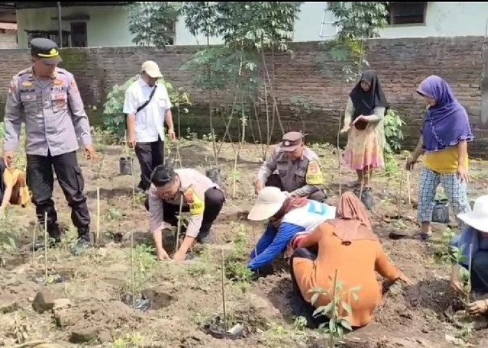 Polsek Warujayeng Dukung Penanaman Cabai di Lahan P2B Desa Getas