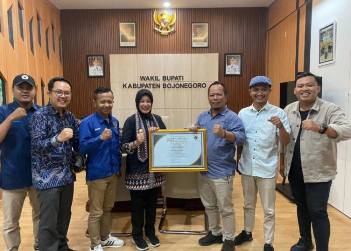 Wabup Nurul Azizah Terima Angling Dharma Award PWI Bojonegoro