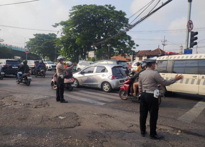 Polsek Sawahan Gelar Pos Awal, Atur Lalu Lintas di Simpang Empat Kupang Girilaya