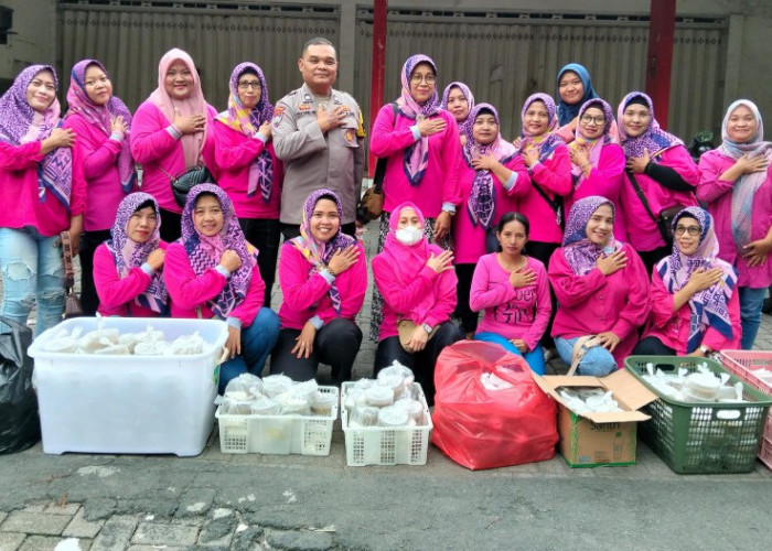 Sinergi Polsek Wiyung dan Kader KSH Bagi Takjil kepada Pengendara di Jalan Raya Menganti Kramat Surabaya