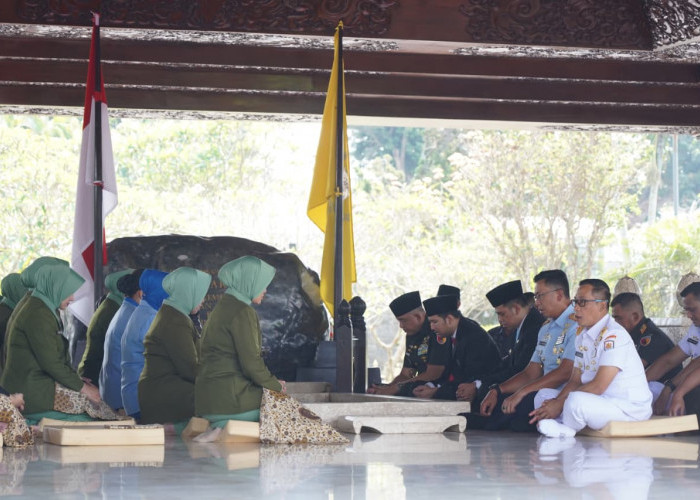 Jelang HUT Ke-81 TNI, Pangdam V/Brawijaya Ziarah ke Makam Bung Karno