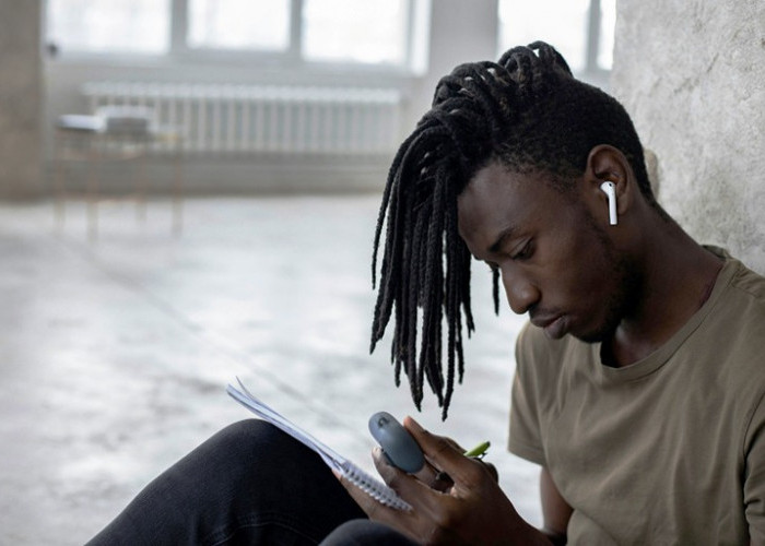 Sering Pakai Earphone? Ini Bahaya yang Diam-Diam Mengintai Telinga Anda