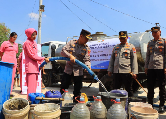 HUT Ke-72 Humas Polri, Polres Tuban Bagikan 25 Ribu Liter Air Bersih