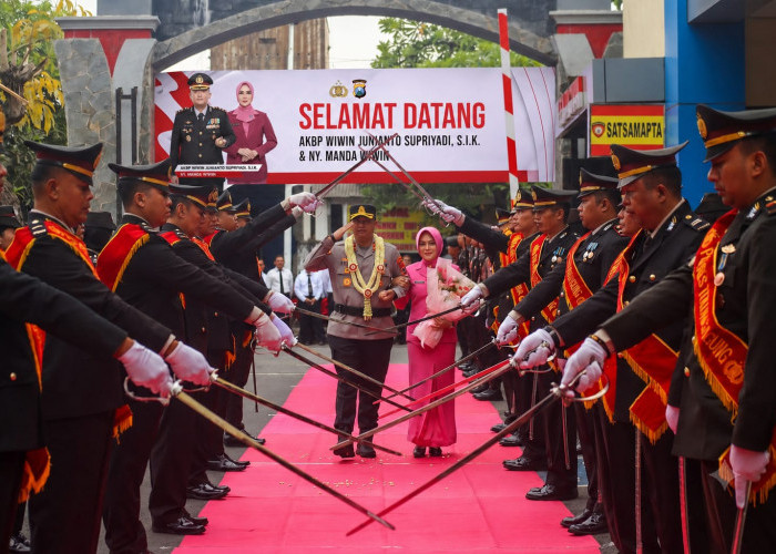 AKBP Wiwin Resmi Pimpin Polres Tulungagung, Disambut Reog Kendang dan Pedang Pora