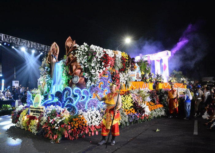 Masuk Kalender KEN 2026, Parade Lautan Cahaya Surabaya Vaganza Hipnotis Ribuan Warga