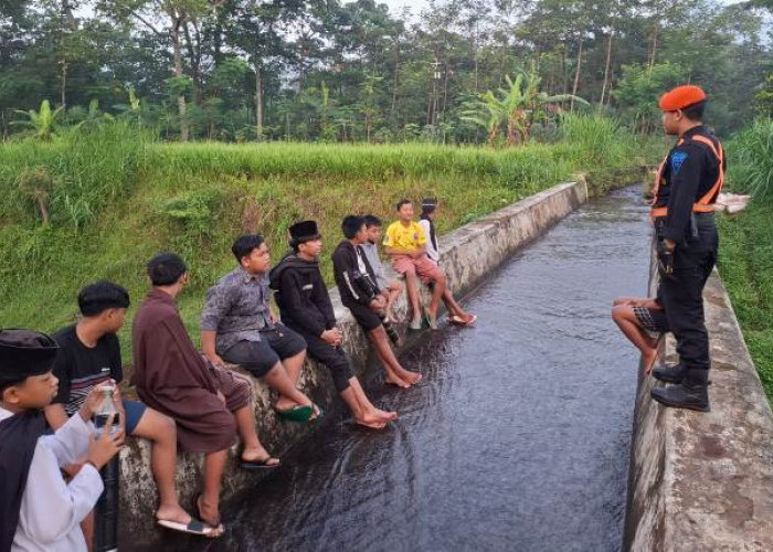 Ngabuburit di Rel Terancam Denda Rp15 Juta atau Kurungan 3 Bulan