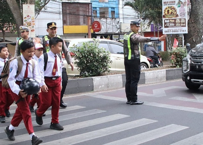 Wakapolresta Malang Kota Turun Tangan Seberangkan Siswa SDN 1 Purwantoro