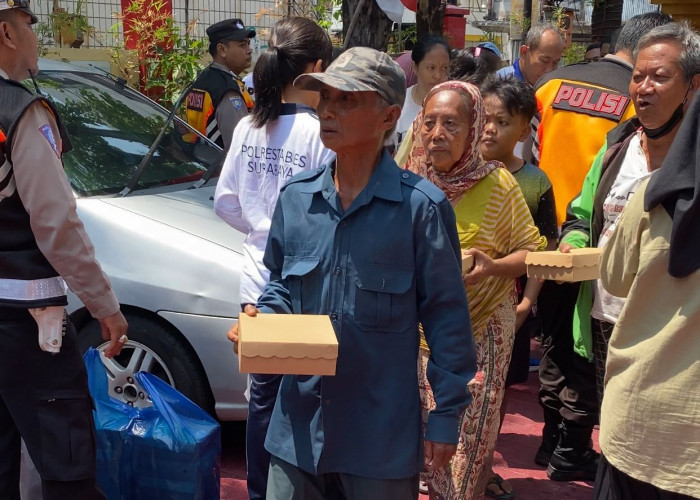 Jumat Berkah, Polsek Simokerto Bagi Nasi Kotak dan Ingatkan Keselamatan Berkendara