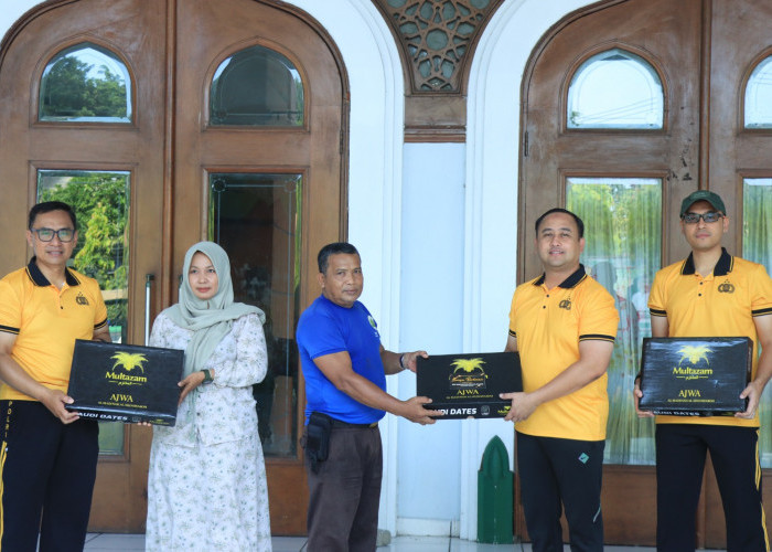 Kapolres Gresik Pimpin Aksi Bersih Masjid Agung, Wujud Nyata Program ASRI Presiden Prabowo