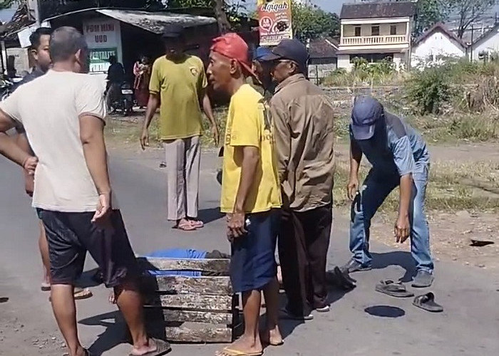 Terlibat Kecelakaan, Lansia Terkapar  di Jalan Raya Rejoso Pasuruan