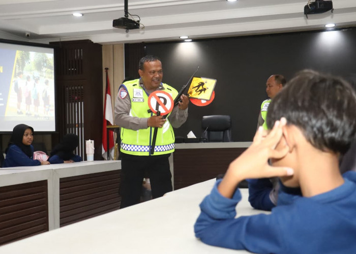 Polres Tanjung Perak Tanamkan Disiplin dan Tertib Lalu Lintas kepada Siswa SD