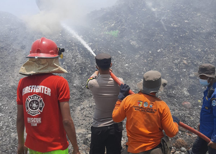 Sinergi Bhabinkamtibmas Polsek Solokuro Atasi Kebakaran Bersama PMK di TPA Dadapan