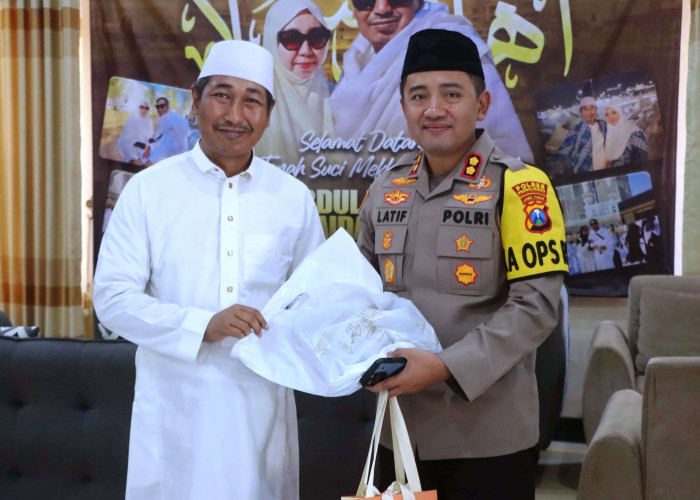 Awali Tugas, Kapolres Probolinggo Silaturahmi ke KH Abdul Hadi Noer di Ponpes Nurul Qodim Paiton