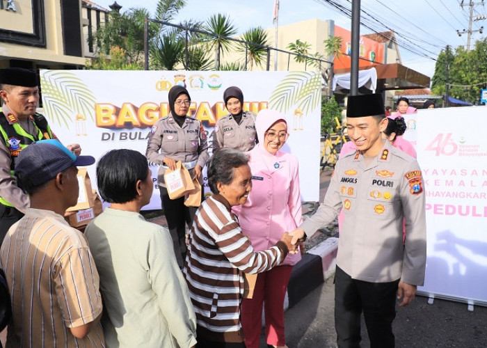 Kapolres Kediri Kota dan Bhayangkari Tebar Ratusan Takjil di Bulan Ramadan