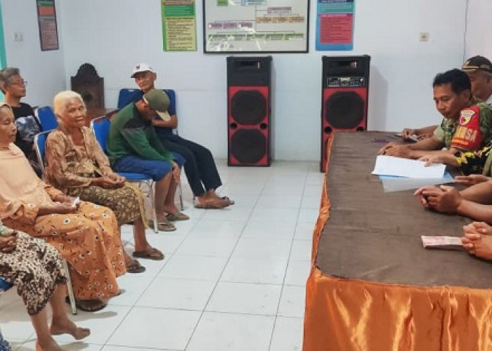Babinsa Sawaran Lulon Dampingi Penyaluran BLT Dana Desa Rp900 Ribu untuk 10 KPM di Lumajang