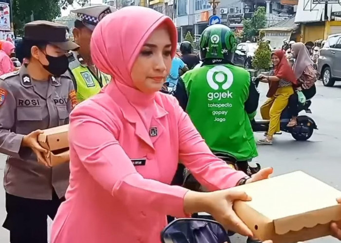Polsek Simokerto Bersama Bhayangkari Cantik Bagikan 200 Nasi Kotak di Jumat Berkah