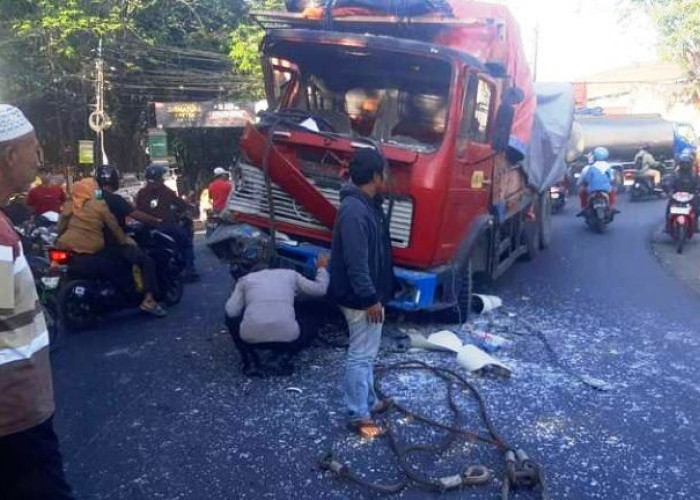 Langgar Jam Operasional, 2 Truk Tabrakan di Cerme Gresik