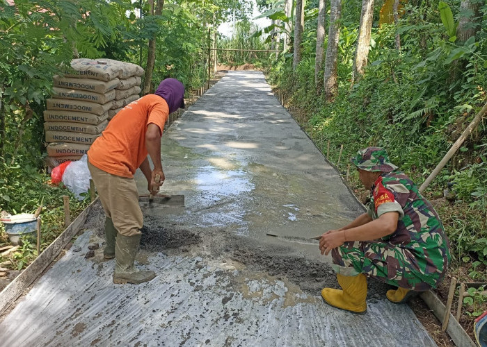 Kawal Program Pemdes, Babinsa Tunjung Aktif Peningkatan Infrastruktur Desa