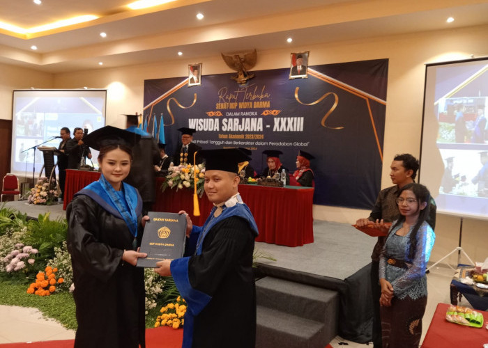 121 Mahasiswa IKIP Widya Darma Surabaya Sandang Gelar Sarjana Pendidikan