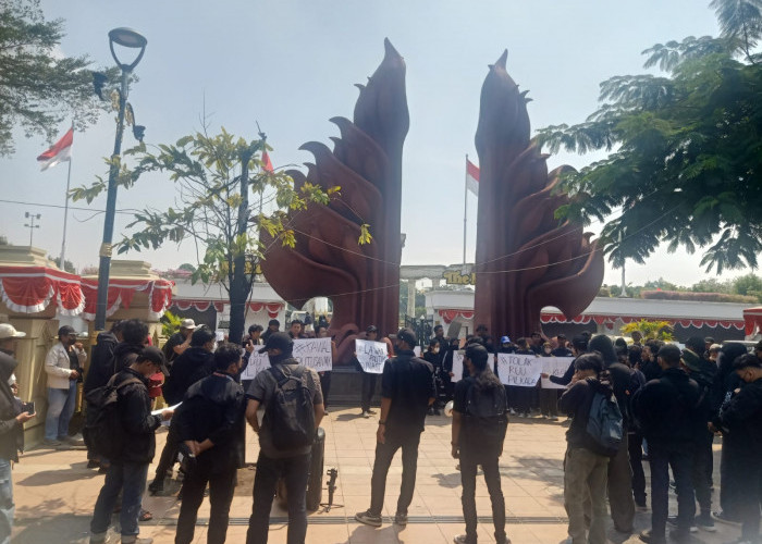 Demo di Surabaya, Massa Tolak Revisi UU Pilkada