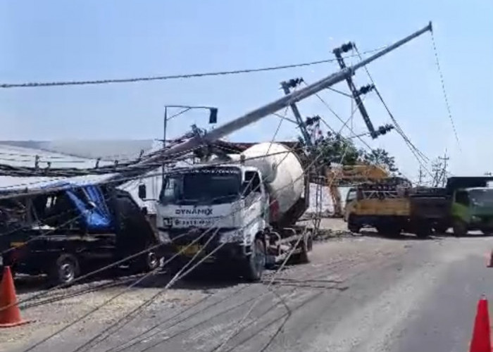 10 Tiang Listrik di Manyar Gresik Ambruk Akibat Galian Box Culvert, Satu Orang Terluka