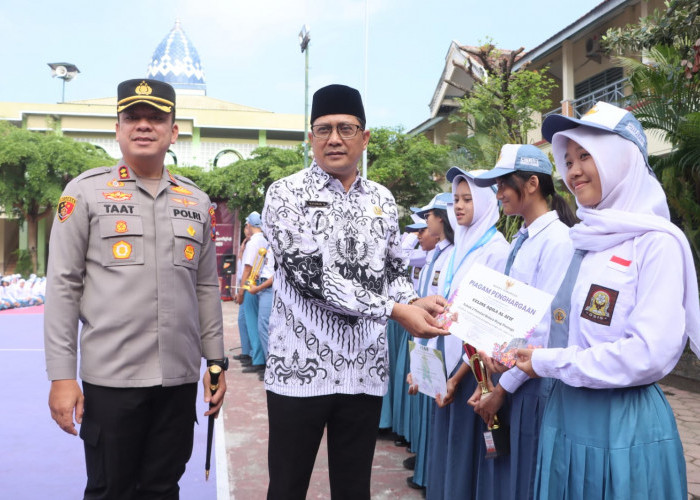 Kapolres Tulungagung Jadi Guru Tamu di SMAN 1 Kedungwaru