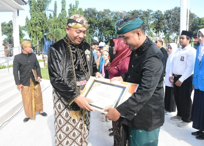 Upacara Hardiknas di Situbondo Bernuansa Nusantara, Mas Rio Kenakan Busana Adat Jawa