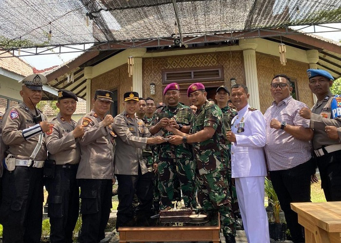 Sinergitas TNI-Polri Kian Solid, Kapolsek Karangpilang Kunjungi Batalyon Howitzer 2 Marinir