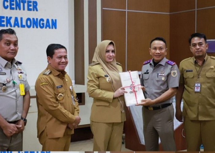 Kakanwil BPN Jateng Serahkan 75 Sertifikat Aset Pemkab Pekalongan: Komitmen Tata Kelola Pertanahan Transparan
