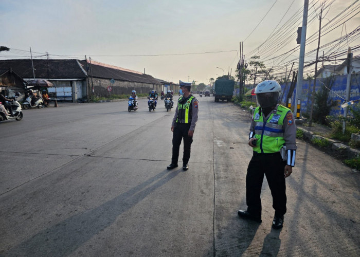 Tindak Tegas Truk Pelanggar Jam Larangan, Satlantas Polres Pelabuhan Tanjung Perak Paksa Trailer Putar Balik