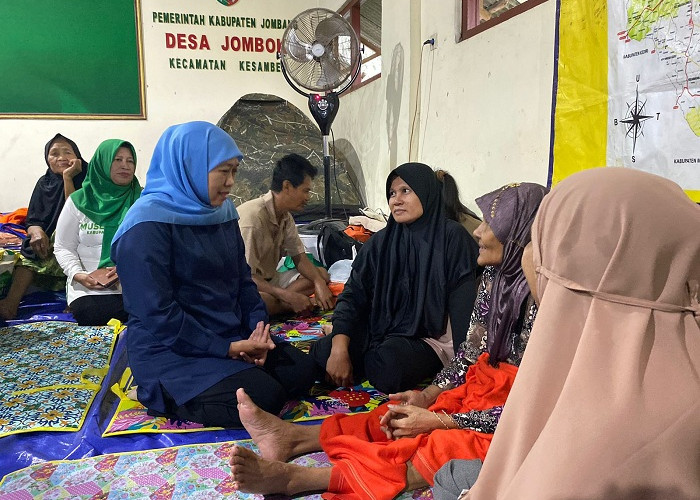 Khofifah Kunjungi Warga Dampak Banjir di Kecamatan Kesamben