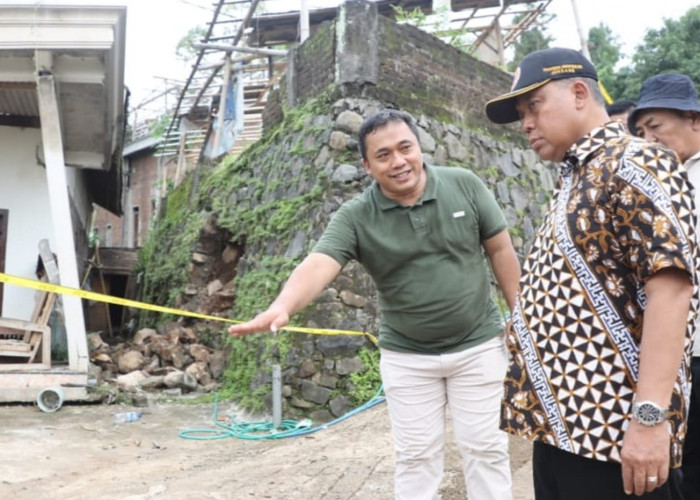 Pj Bupati Jombang Tinjau Lokasi Bencana Tanah Gerak di Wonosalam