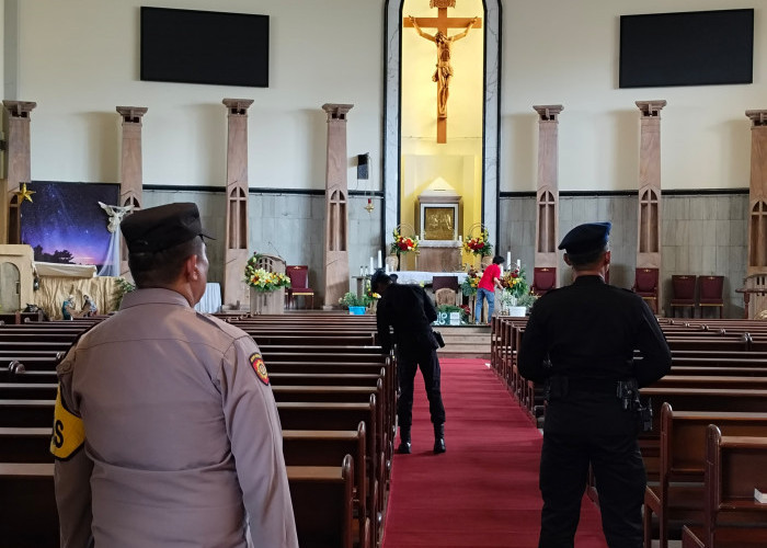 Jamin Keamanan Misa Natal, Polsek Wonocolo dan Tim Jibom Brimob Sterilisasi Gereja Gembala yang Baik