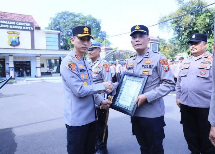 Kapolres Kediri Kota Beri Penghargaan kepada 35 Personel dan 11 Warga Berprestasi
