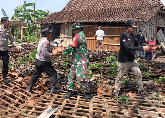 Tanggap! TNI-Polri dan BPBD Bojonegoro Bantu Korban Bencana 