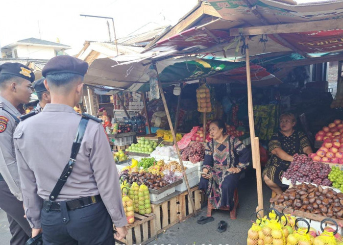 Satsamapta Polres Pelabuhan Tanjung Perak Patroli Dialogis di Pasar Ujung, Ciptakan Kamtibmas Aman