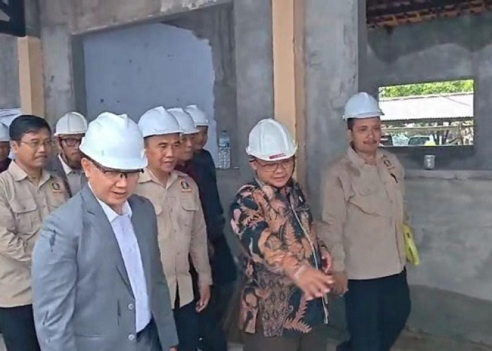 Menteri Pendidikan Abdul Mu’ti Tinjau Proyek Revitalisasi SMAN 1 Ponorogo