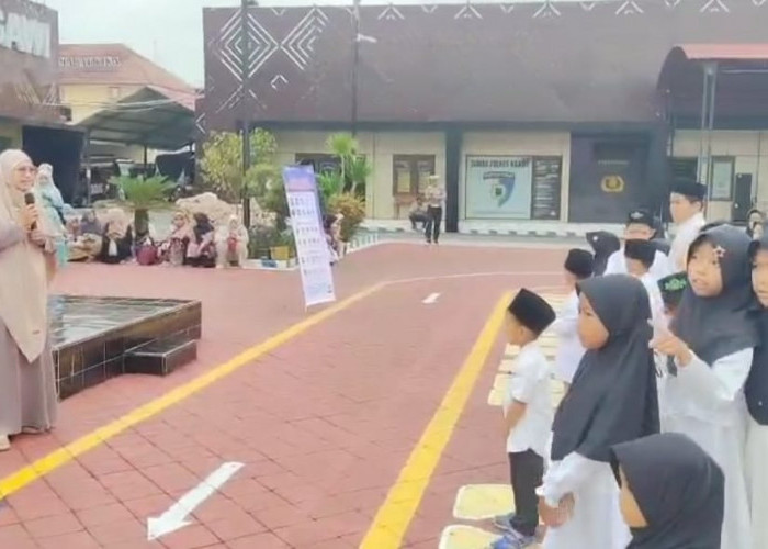 Gelar Polsanak, Satlantas Polres Ngawi Ajak Anak Pondok Qur'an Songosiji Tanamkan Disiplin Berlalu Lintas