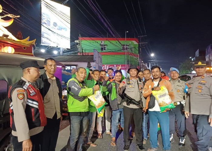 Polisi Sidoarjo Gelar Patroli Malam Sambil Bagi Beras untuk Driver Ojol