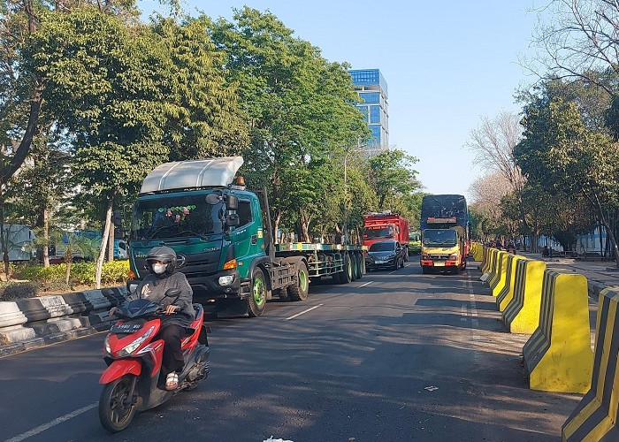  Kapal Tunda Keberangkatan, Pengiriman Truk Ekspedisi ke NTT dari Surabaya Ikut Molor