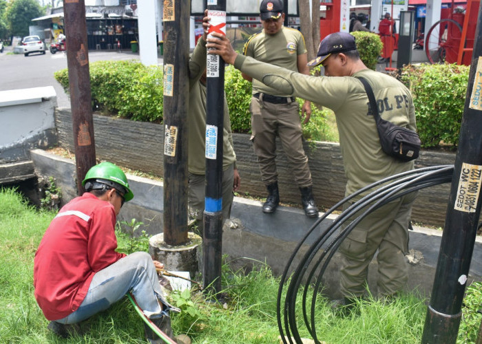 Tak Berizin dan Bikin Semrawut, 18 Tiang Fiber Optik di Jalan Panjang Jiwo Ditertibkan Satpol PP Surabaya