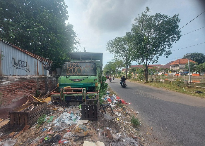 Truk Tak Bertuan Mangkrak di Kalimas Barat Surabaya, Diduga Terkait Kasus Utang
