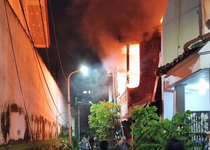 Rumah 2 Lantai di Wonokromo Surabaya Ludes Terbakar