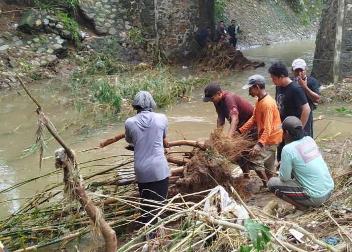 Warga Curahnongko Berjibaku Bersihkan Sungai Usai Banjir Bandang, Butuh Bantuan Alat Berat