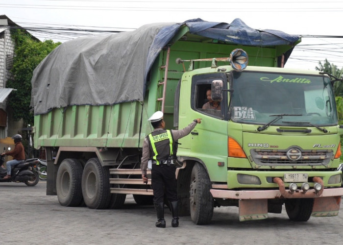 Kapolres Gresik Tegaskan Larangan Truk Melintas saat Jam Operasional dan Truk Muat MBLB Wajib Ditutup Terpal