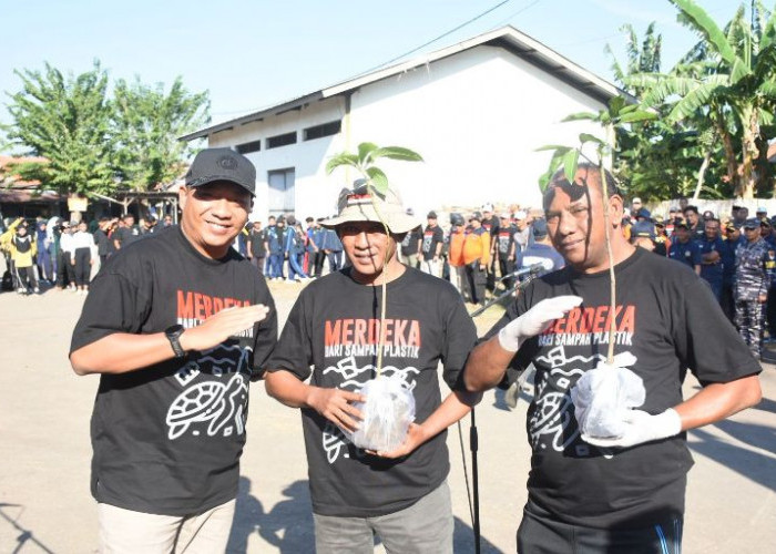 Bupati Rio dan Komunitas Bersih-Bersih Kali Juma’in dan Pesisir Pantai Besuki Situbondo 