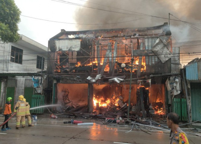 Kebakaran Hebat Hanguskan Toko Bangunan Jaya Abadi di Jalan Mastrip Pare Kediri
