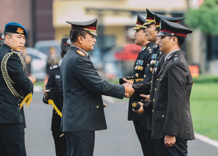 2.684 Personel Polda Jatim Terima Tanda Kehormatan, Irjen Nanang: Tingkatkan Kualitas Pelayanan