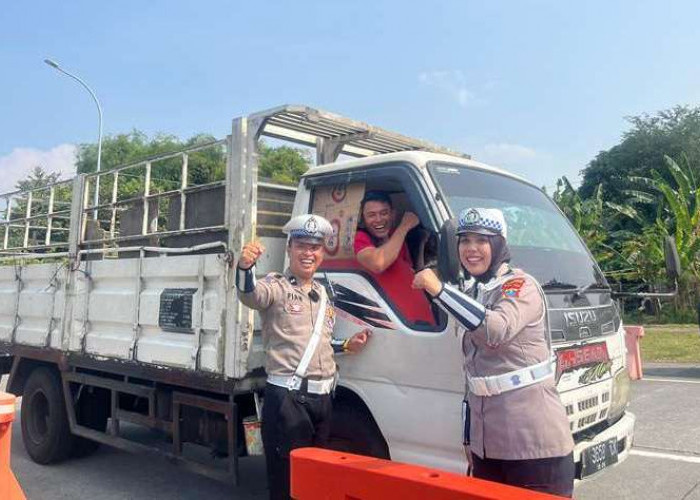 Sambut Semarak HUT Ke-80 RI, Satlantas Polres Pasuruan Pasangkan Bendera Merah Putih di Truk