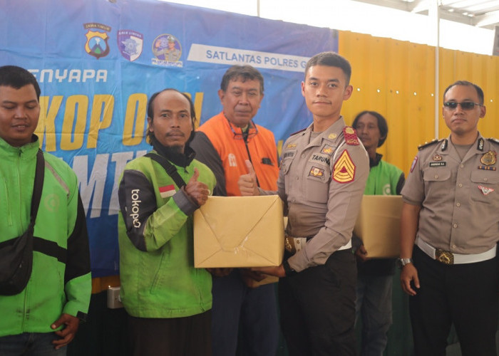 Peringati HUT Bhayangkara Ke-80, Satlantas Polres Gresik Ngopi Bareng Ojol